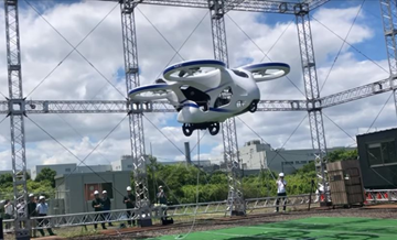 Japonya'da prototip uçan otomobil deneme uçuşu yaptı