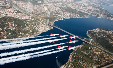 Türkiye ve Azerbaycan uçakları TEKNOFEST öncesi İstanbul'u selamladı