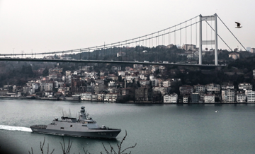 Türk savaş gemileri İstanbul Boğazı'ndan geçti 