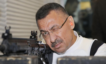 Cumhurbaşkanı Yardımcısı Fuat Oktay milli piyade tüfeği ile atış yaptı